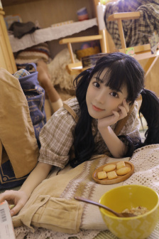 女儿成为爸爸的玩具
